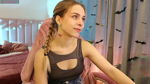 Snapshot of ShinyBarbie chatting on 23, 10, 2025 ShinyBarbie online show from 23, 10, 2025