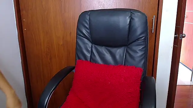 Snapshot of melikaronit2 chatting on 29, 10, 2025 melikaronit2 online show from 29, 10, 2025