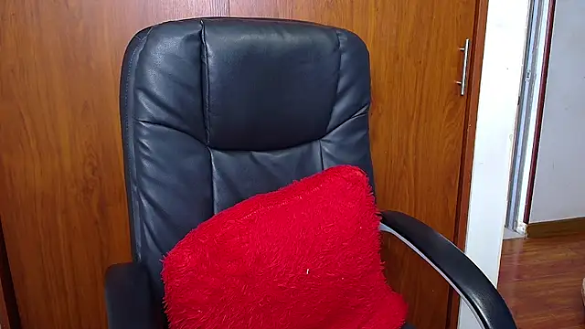 Snapshot of melikaronit2 chatting on 5, 12, 2025 melikaronit2 online show from 5, 12, 2025