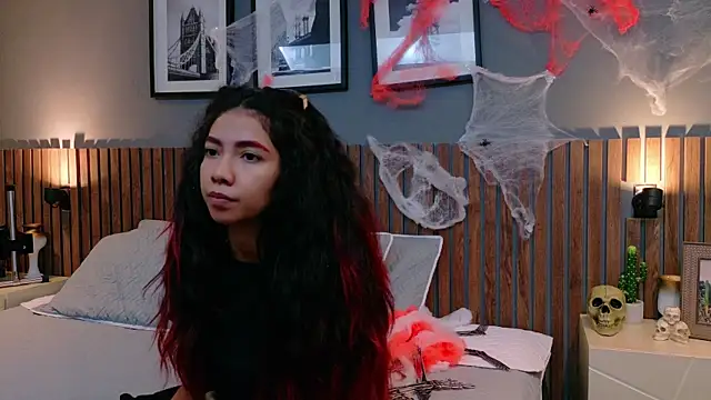 Snapshot of luna_roja25 chatting on 18, 10, 2025 luna roja25 online show from 18, 10, 2025