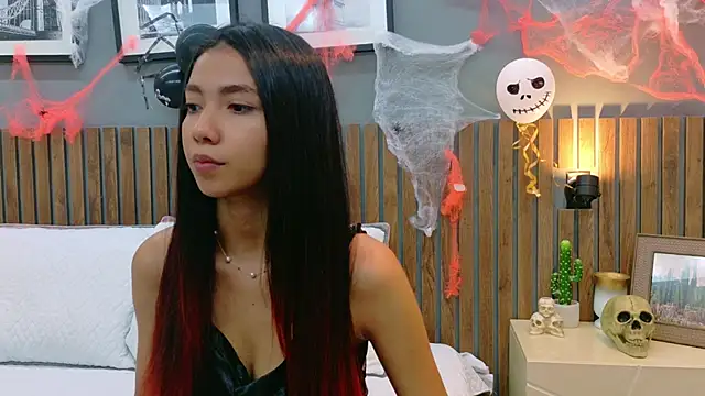 Snapshot of luna_roja25 chatting on 24, 10, 2025 luna roja25 online show from 24, 10, 2025