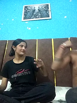 Snapshot of romantic_couple1 chatting on 15, 9, 2025 romantic couple1 online show from 15, 9, 2025