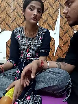 Snapshot of romantic_couple1 chatting on 28, 9, 2025 romantic couple1 online show from 28, 9, 2025