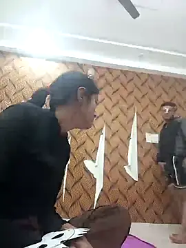 Snapshot of romantic_couple1 chatting on 23, 11, 2025 romantic couple1 online show from 23, 11, 2025