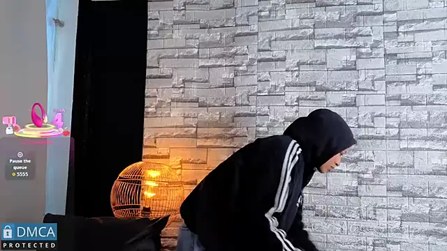 Kiara Zahiri   online show from 29, 11, 2025