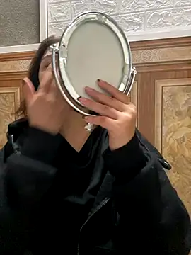 Snapshot of Lonnina chatting on 5, 11, 2025 Lonnina online show from 5, 11, 2025