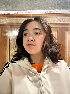 Snapshot of Lonnina chatting on 18, 11, 2025 Lonnina online show from 18, 11, 2025