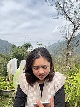 Snapshot of Lonnina chatting on 21, 11, 2025 Lonnina online show from 21, 11, 2025