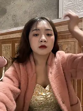 Snapshot of Lonnina chatting on 2, 12, 2025 Lonnina online show from 2, 12, 2025