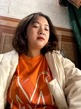 Snapshot of Lonnina chatting on 4, 12, 2025 Lonnina online show from 4, 12, 2025