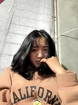 Snapshot of Lonnina chatting on 18, 12, 2025 Lonnina online show from 18, 12, 2025