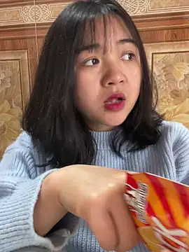 Snapshot of Lonnina chatting on 19, 12, 2025 Lonnina online show from 19, 12, 2025