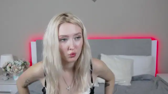 Snapshot of MarianeSun chatting on 7, 10, 2025 MarianeSun online show from 7, 10, 2025