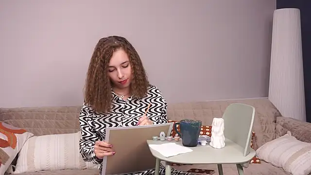 MammieValentini online show from 10, 9, 2025