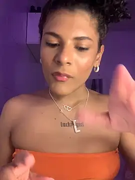 Snapshot of luluzinhax chatting on 13, 11, 2025 luluzinhax online show from 13, 11, 2025