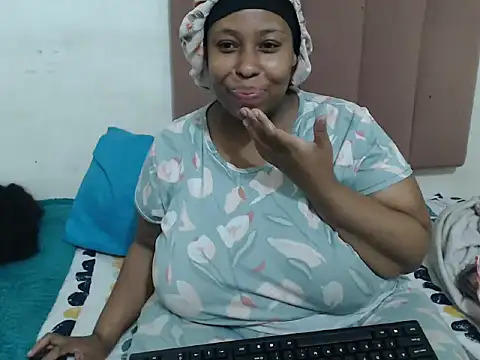 Snapshot of Chubby_Queenx255 chatting on 15, 10, 2025 Chubby Queenx255 online show from 15, 10, 2025