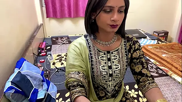 Snapshot of LuvLayla chatting on 11, 11, 2025 LuvLayla online show from 11, 11, 2025