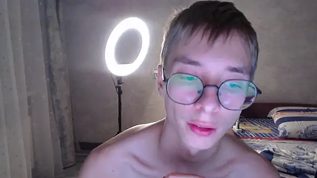 Snapshot of glasses_cat chatting on 11, 11, 2025 glasses cat online show from 11, 11, 2025