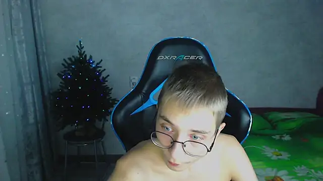 Snapshot of glasses_cat chatting on 4, 12, 2025 glasses cat online show from 4, 12, 2025