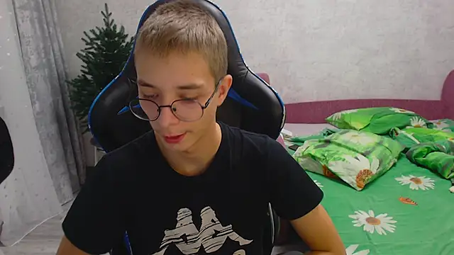 Snapshot of glasses_cat chatting on 5, 12, 2025 glasses cat online show from 5, 12, 2025