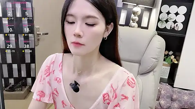 Snapshot of Yueyue-MM chatting on 4, 12, 2025 Yueyue-MM online show from 4, 12, 2025