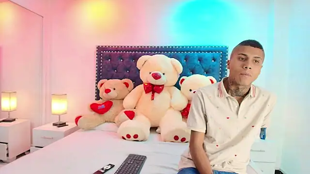 Snapshot of Damian_and_roxanne chatting on 8, 10, 2025 Damian and roxanne online show from 8, 10, 2025