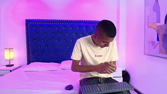 Snapshot of Damian_and_roxanne chatting on 3, 12, 2025 Damian and roxanne online show from 3, 12, 2025