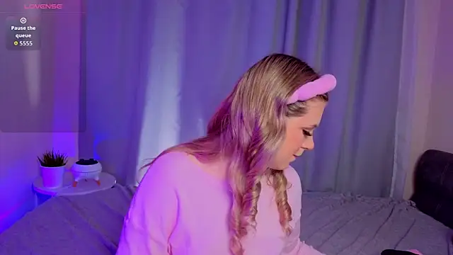 Snapshot of AliaBuerstatte chatting on 13, 11, 2025 AliaBuerstatte online show from 13, 11, 2025