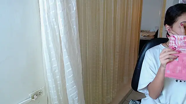 Snapshot of honeymoon_12 chatting on 4, 10, 2025 honeymoon 12 online show from 4, 10, 2025