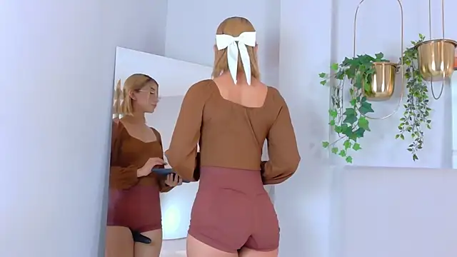 Snapshot of AlixMonroe chatting on 8, 10, 2025 AlixMonroe online show from 8, 10, 2025