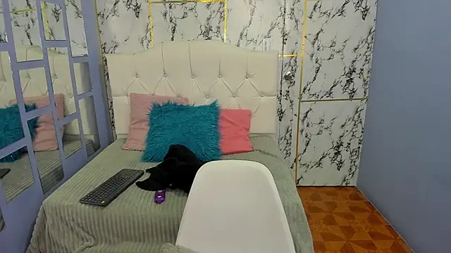 Snapshot of Itsuki_N chatting on 18, 11, 2025 Itsuki N online show from 18, 11, 2025