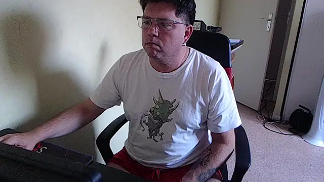 Snapshot of blueandwhite1 chatting on 4, 11, 2025 blueandwhite1 online show from 4, 11, 2025