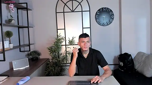 Snapshot of MrJustin_ chatting on 8, 10, 2025 MrJustin online show from 8, 10, 2025