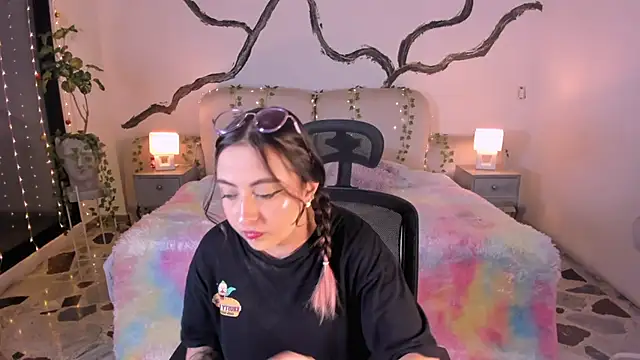 SarahCastro1  online show from 25, 11, 2025