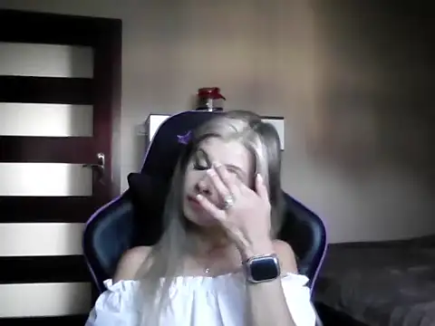 Snapshot of KristineGlow chatting on 10, 9, 2025 KristineGlow online show from 10, 9, 2025