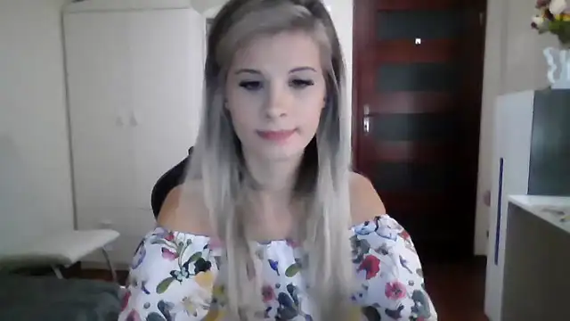 Snapshot of KristineGlow chatting on 25, 9, 2025 KristineGlow online show from 25, 9, 2025