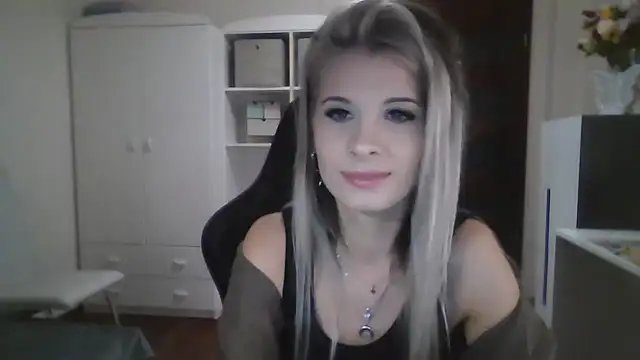 Snapshot of KristineGlow chatting on 30, 9, 2025 KristineGlow online show from 30, 9, 2025