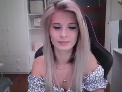 Snapshot of KristineGlow chatting on 2, 10, 2025 KristineGlow online show from 2, 10, 2025