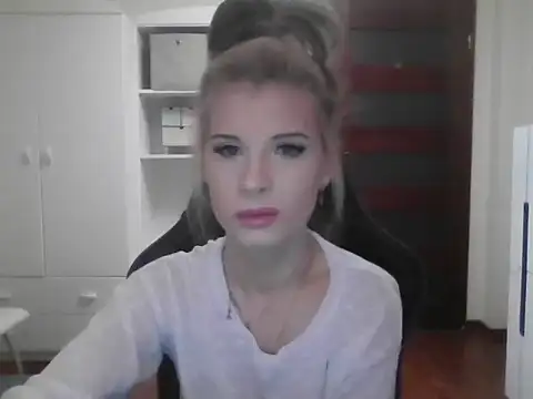 Snapshot of KristineGlow chatting on 10, 10, 2025 KristineGlow online show from 10, 10, 2025