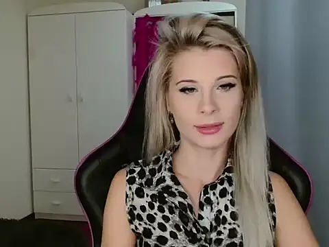 Snapshot of KristineGlow chatting on 24, 10, 2025 KristineGlow online show from 24, 10, 2025