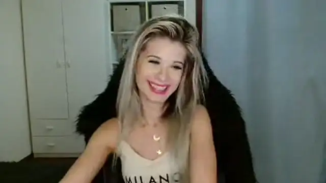 Snapshot of KristineGlow chatting on 5, 11, 2025 KristineGlow online show from 5, 11, 2025