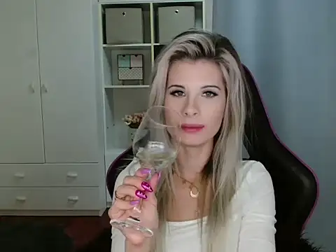 Snapshot of KristineGlow chatting on 6, 11, 2025 KristineGlow online show from 6, 11, 2025