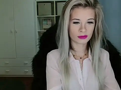 Snapshot of KristineGlow chatting on 7, 11, 2025 KristineGlow online show from 7, 11, 2025