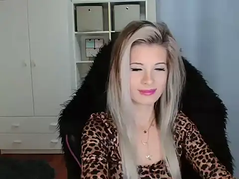 Snapshot of KristineGlow chatting on 8, 11, 2025 KristineGlow online show from 8, 11, 2025