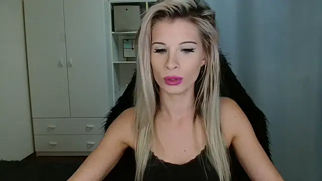 Snapshot of KristineGlow chatting on 13, 11, 2025 KristineGlow online show from 13, 11, 2025