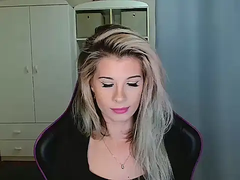 Snapshot of KristineGlow chatting on 27, 11, 2025 KristineGlow online show from 27, 11, 2025