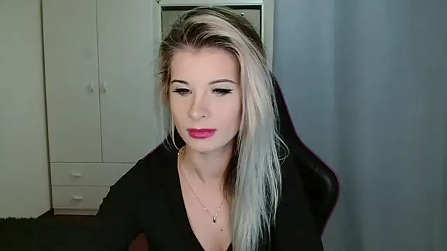 Snapshot of KristineGlow chatting on 3, 12, 2025 KristineGlow online show from 3, 12, 2025