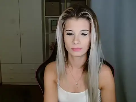 Snapshot of KristineGlow chatting on 4, 12, 2025 KristineGlow online show from 4, 12, 2025