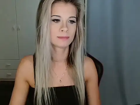 Snapshot of KristineGlow chatting on 5, 12, 2025 KristineGlow online show from 5, 12, 2025