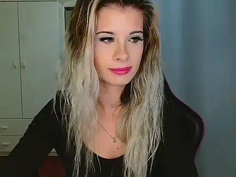 Snapshot of KristineGlow chatting on 15, 12, 2025 KristineGlow online show from 15, 12, 2025